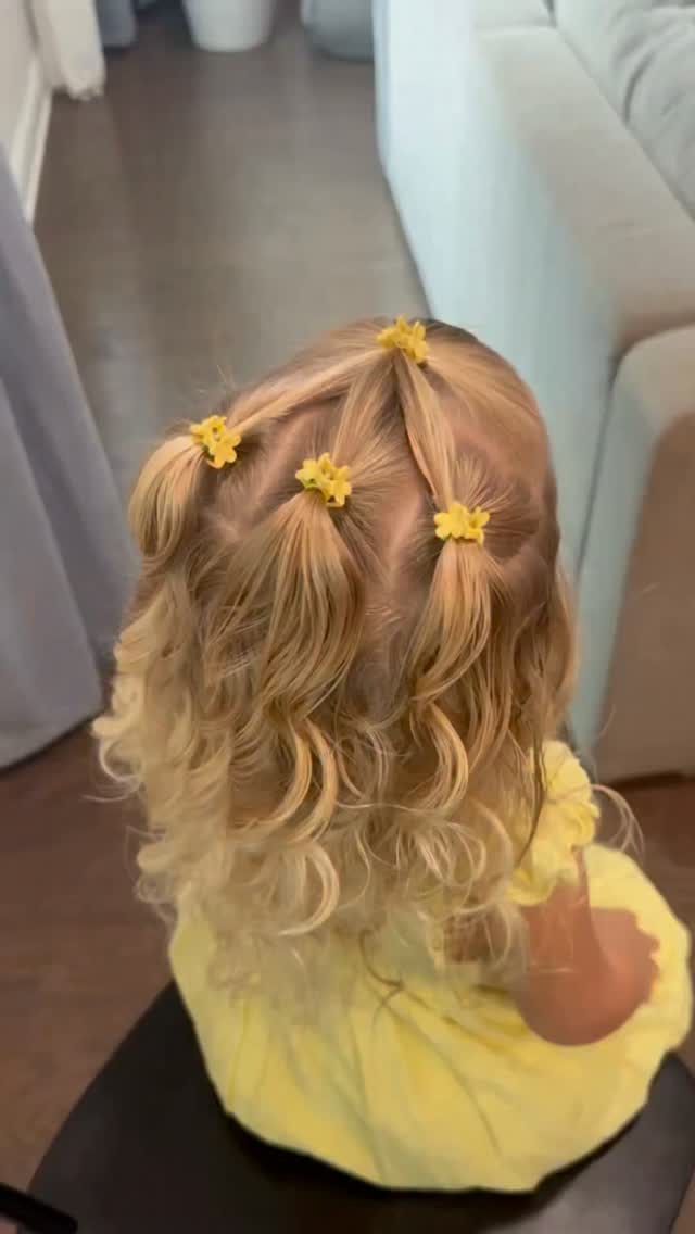 Crossed Elastics with Flower Clips